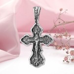 Silbernes Brustkreuz mit einem Kruzifix