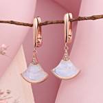 Vergoldete Ohrringe hängend