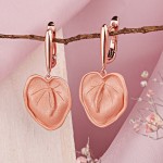 Vergoldete Ohrringe hängend