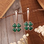 Vergoldete Ohrringe hängend