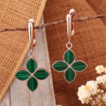 Vergoldete Ohrringe hängend