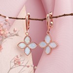 Vergoldete Ohrringe hängend