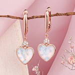 Vergoldete Ohrringe hängend