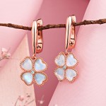 Vergoldete Ohrringe hängend